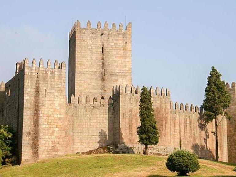 Historical Tour - Guimarães Castle and Dukes of Bragança Palace