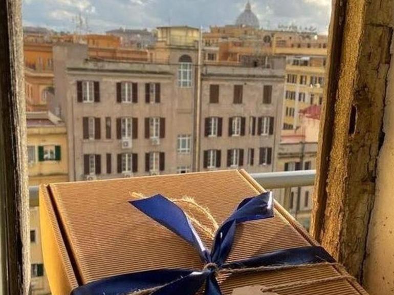 Rome: Welcome Aperitivo Box in Accomodation + City Tour