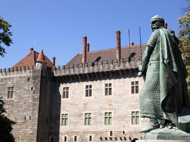 Historical Tour - Guimarães Castle and Dukes of Bragança Palace