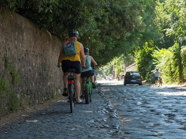 5 hours private electric-bike tour of Appia Antica and Aqueducts with visit to the catacombs of San Callisto or San Sebastiano