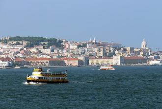 Lisbon Sparkling Boat - Tagus River Exclusive Tour