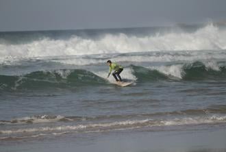 2 hour group surf lesson in Carcavelos or Guincho