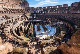 Rome: Welcome Aperitivo Box in Accomodation + 3h Colosseum Tour