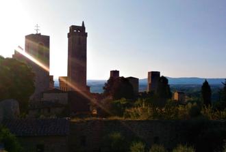 Hiking Around The Tower of San Gimignano Including Wine Tasting