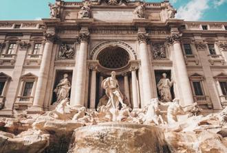 ROME: WELCOME APERITIVO BOX IN ACCOMODATION + 1h Colosseum Tour